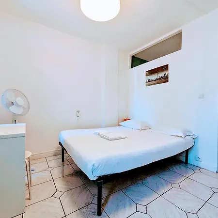 Spacious And Comfortable With Terrace In Downtown Διαμέρισμα *