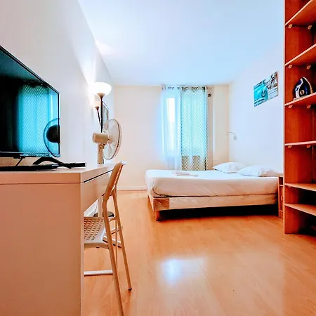 Spacious And Comfortable With Terrace In Downtown Courcouronnes