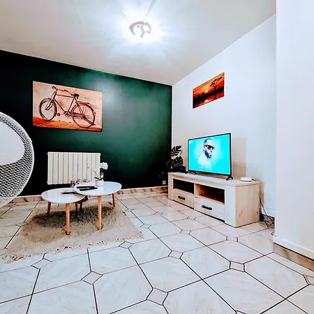 Spacious And Comfortable With Terrace In Downtown *