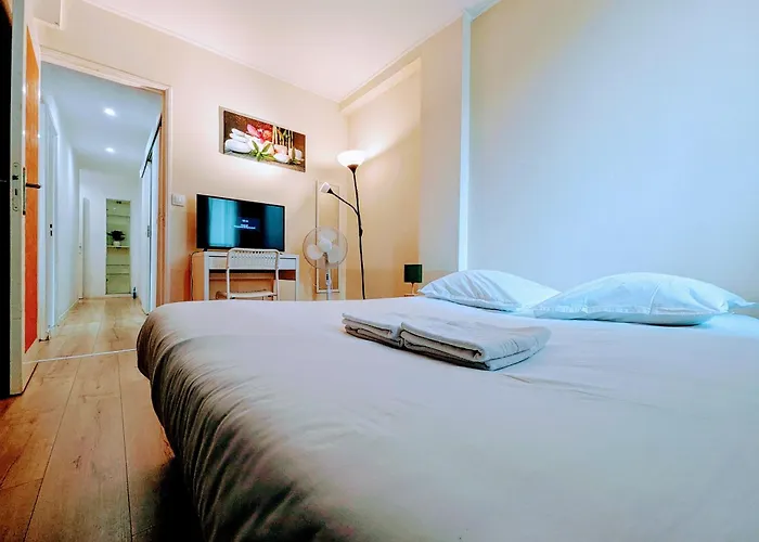 아파트 Spacious And Comfortable With Terrace In Downtown